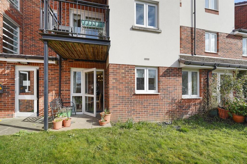 Apartment in Romford - View 4