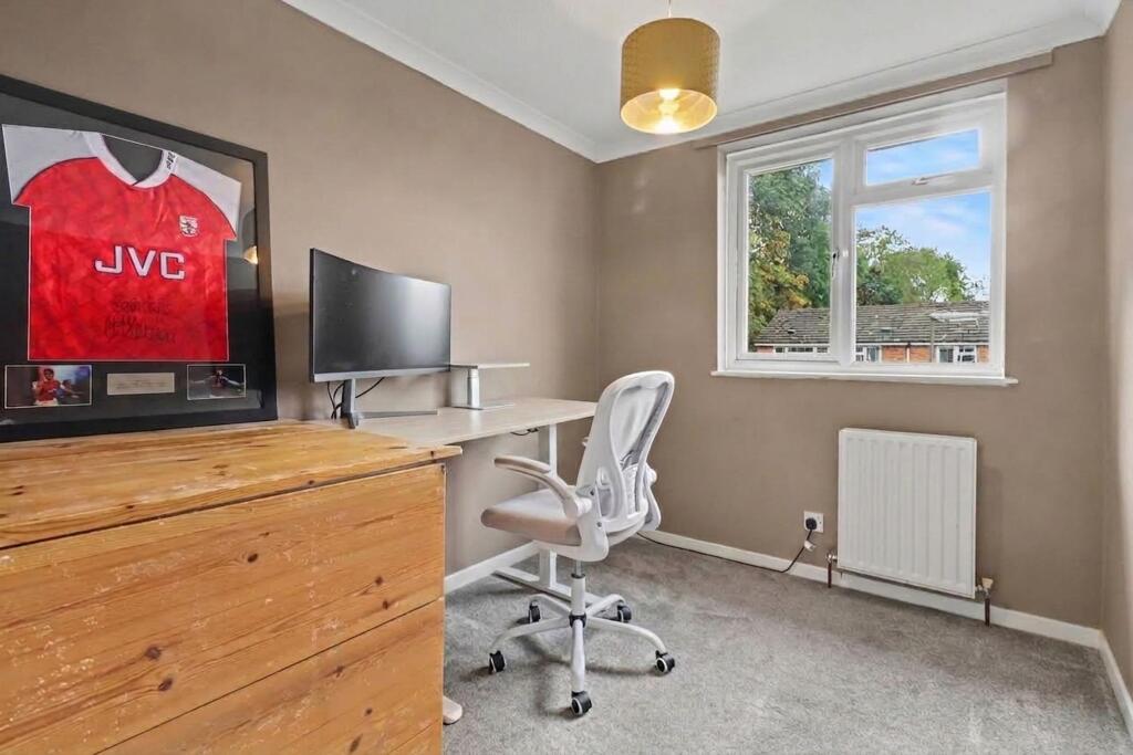 House in Kingston upon Thames - More