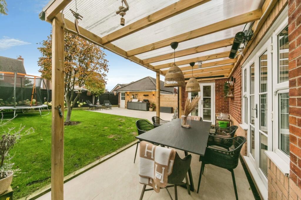 House in Macclesfield, Cheshire East - More
