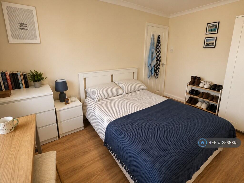 5 bedroom semi-detached house for rent