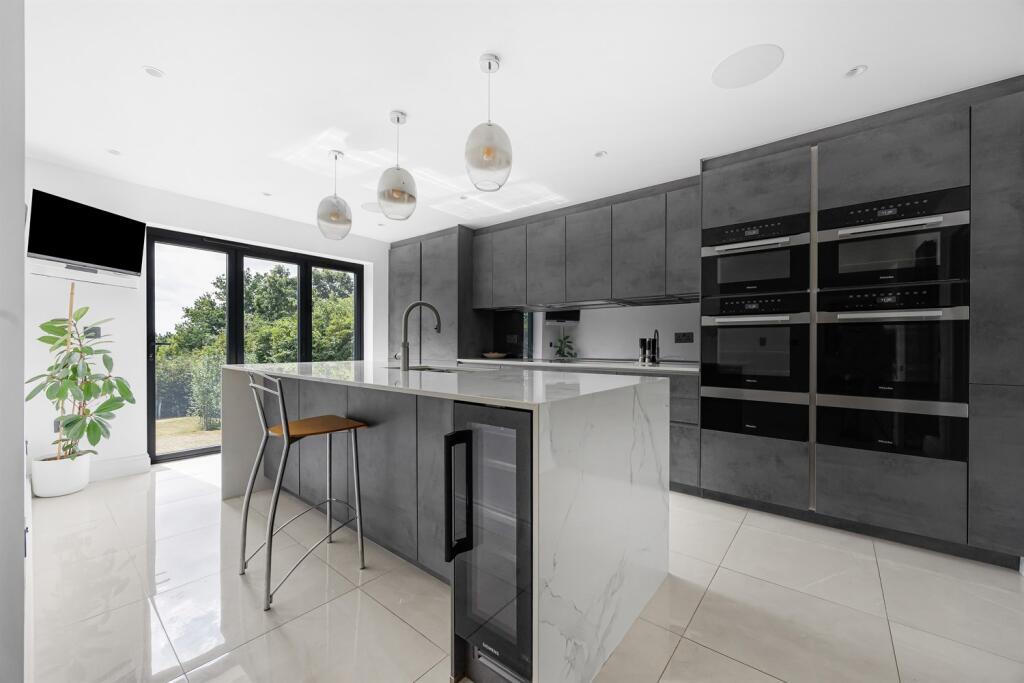 House in Reading, Emmer Green - View 2