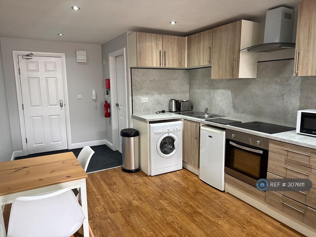 Apartment in Doncaster, City Centre, Hyde Park - View 5