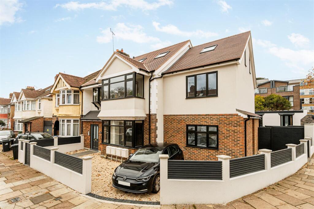 2 bedroom flat for sale in Ashfield Road, London, W3