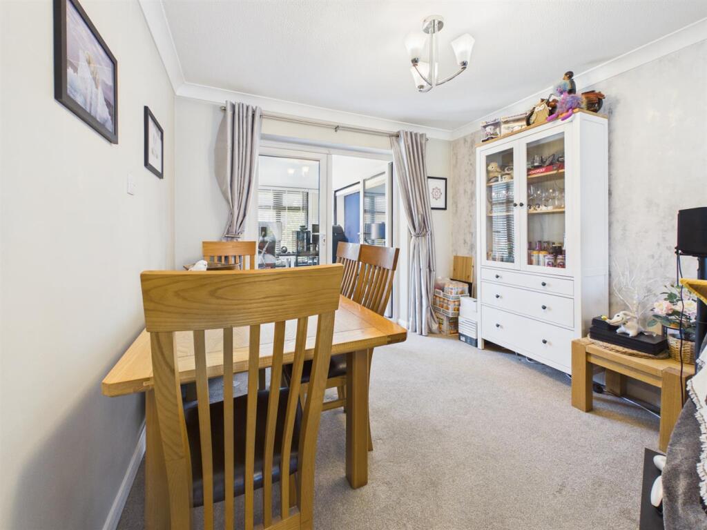 House in Reading, The Triangle, Tilehurst - View 5