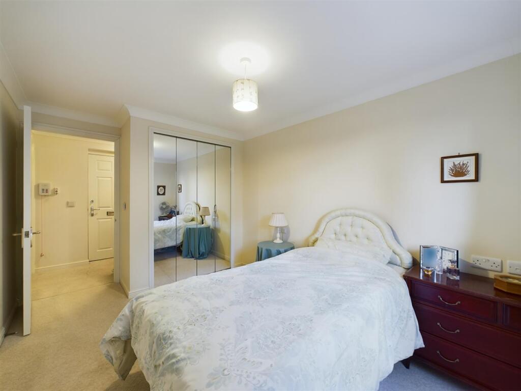 Apartment in Crawley, West Sussex - More