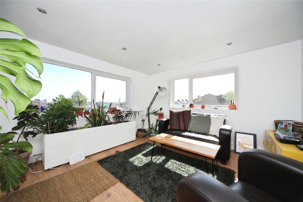 Apartment in Luton, Farley Hill - View 4