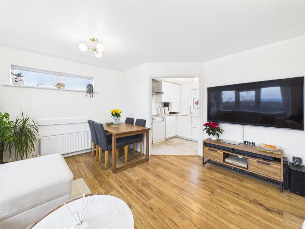 Pinewood Drive, Cheltenham, Gloucestershire, GL51 photo 3