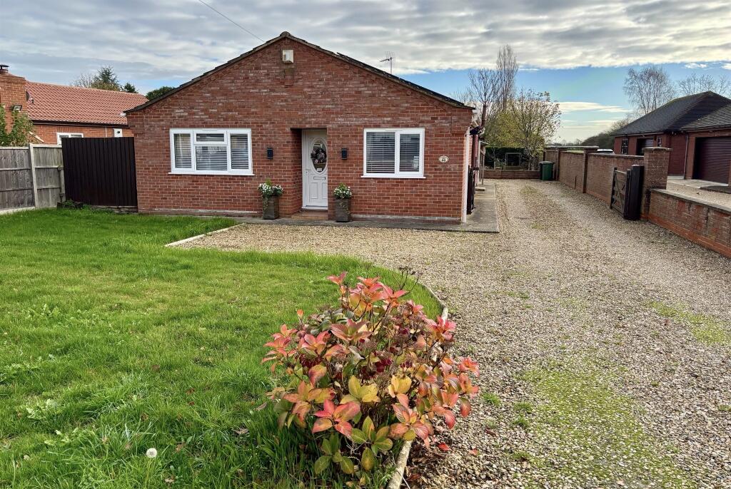 2-bed bungalow on Smeeth Road, Marshland St. James, Wisbech, £315,000