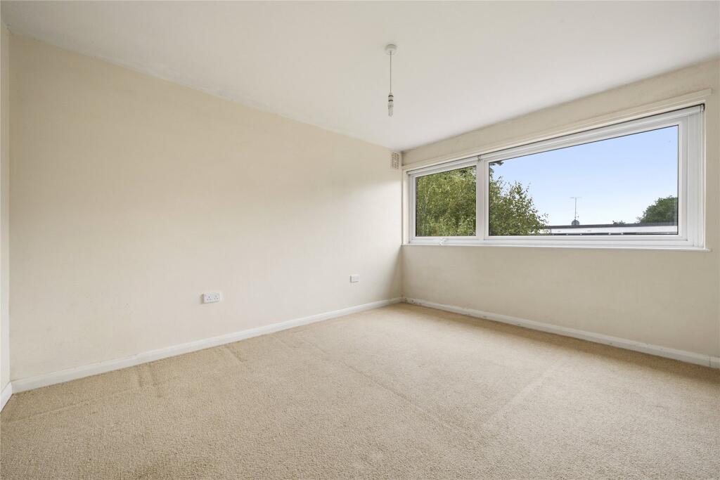 Apartment in Elmbridge, Weybridge - View 4
