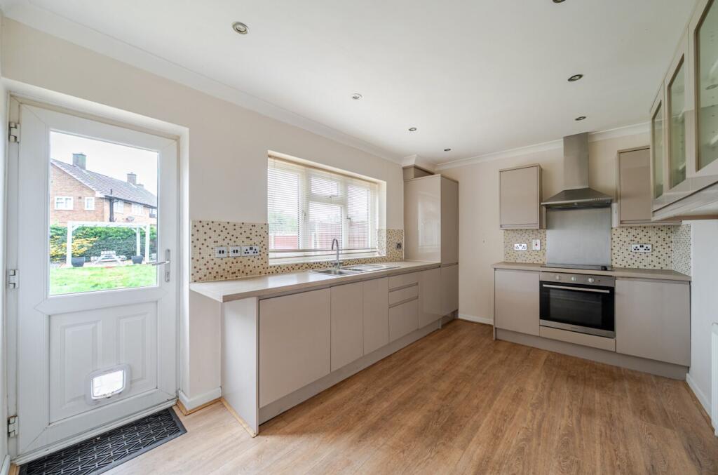 2-bed terraced on Broadhurst Walk, Rainham, RM13, £400,000