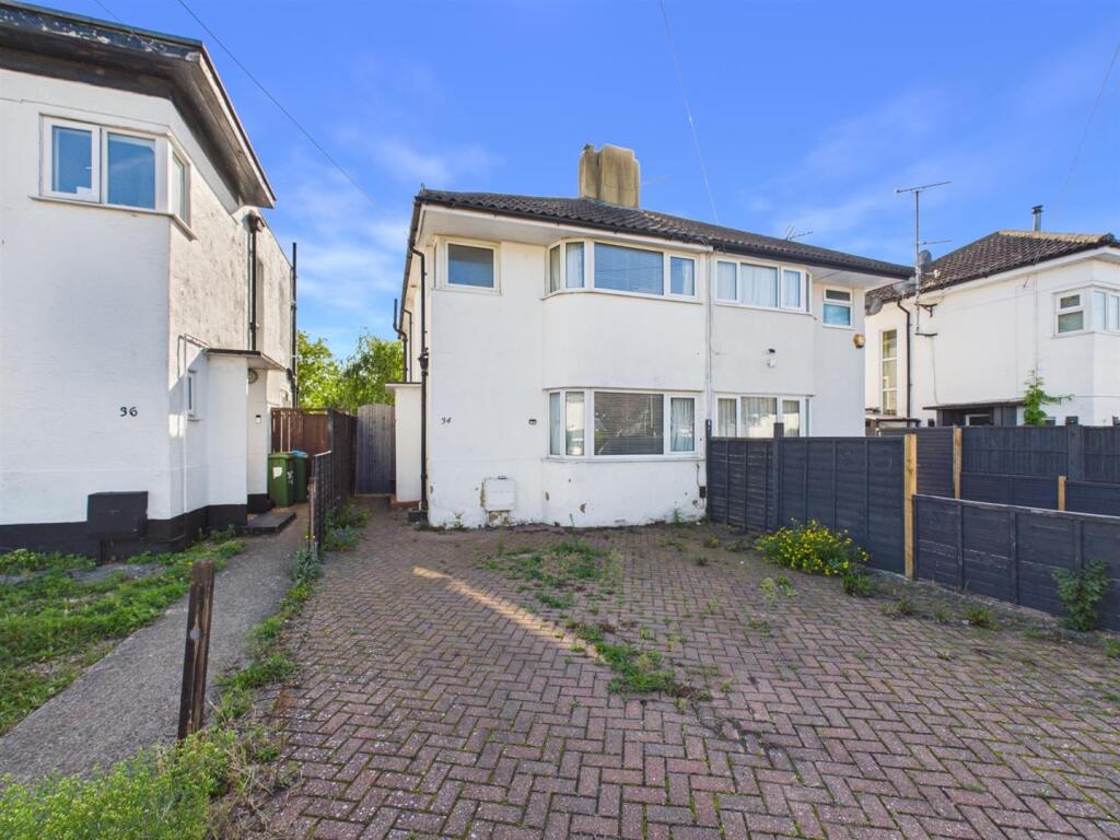 3-bed semi-detached on Stonehaven Road, Aylesbury, Buckinghamshire, £325,000