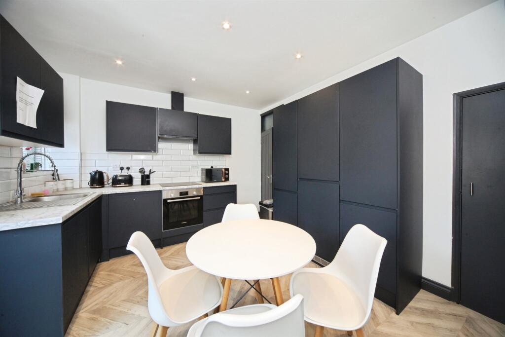House in Luton - View 4