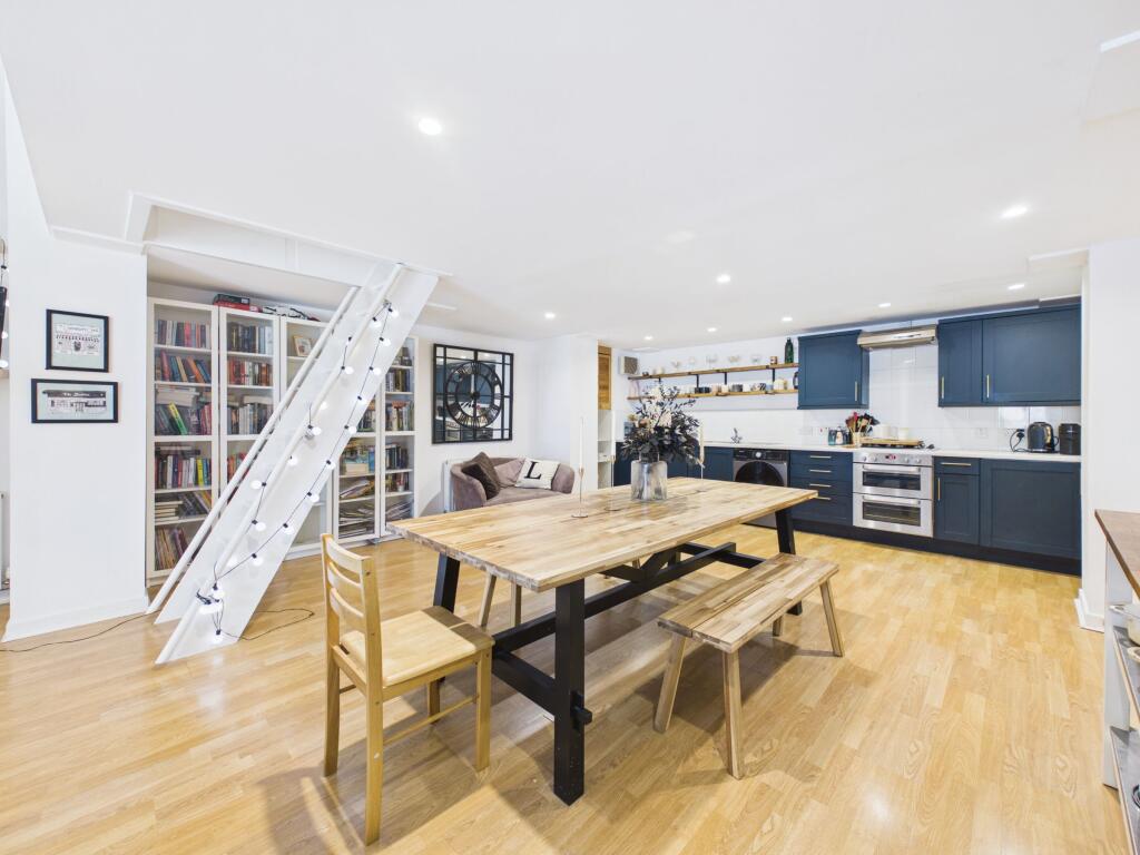 Apartment in Glasgow, Kingston - View 5