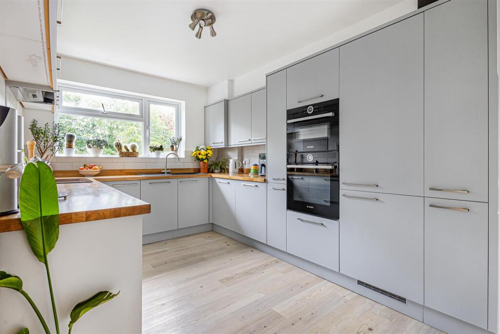 Apartment in Sevenoaks, Kippington - View 2