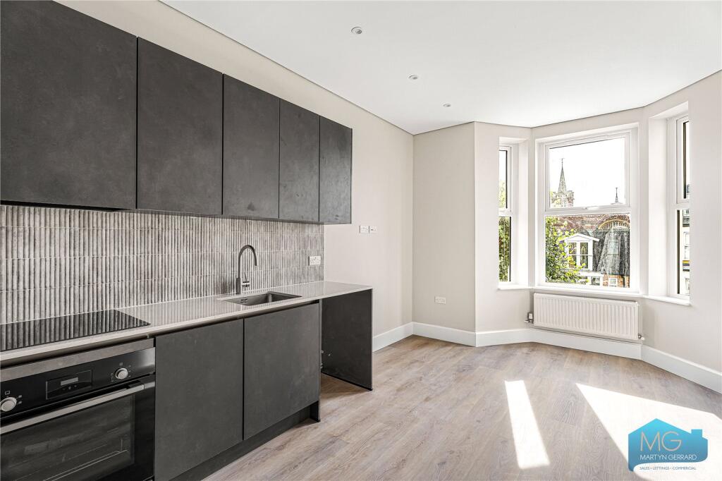 1-bed flat on Parkhurst Road, London, N11, £300,000