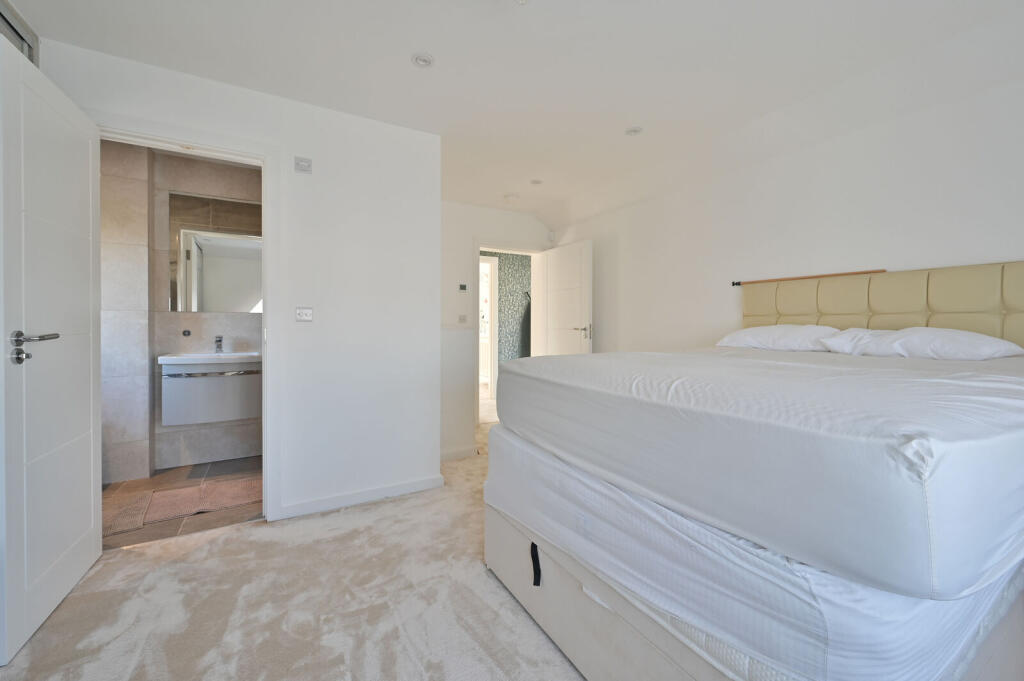 House in Watford - View 4