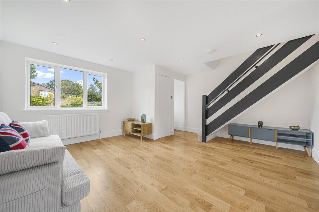 House in London, Hampton - View 5