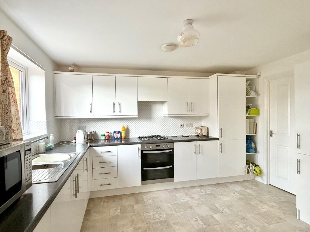 Buttercup Way, Stratford-Upon-Avon, Warwickshire, CV37 photo 3