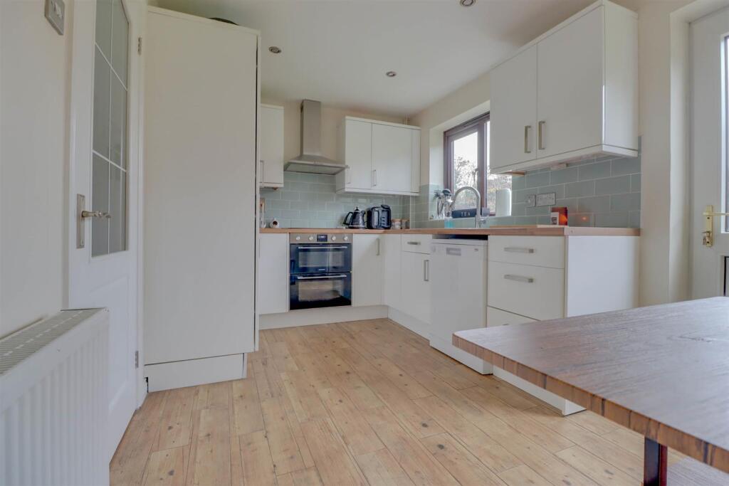 Campbell Close, Wickford photo 4