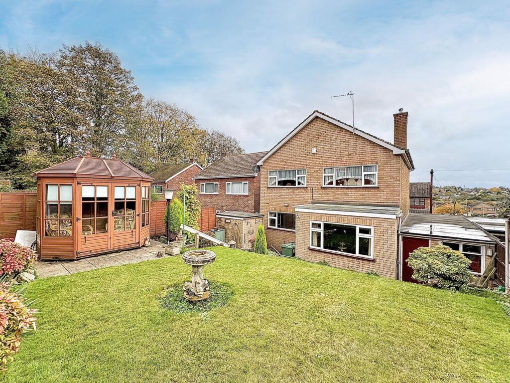3-bed detached on High Arcal Drive, WOODSETTON, DY3 1BN, £289,950