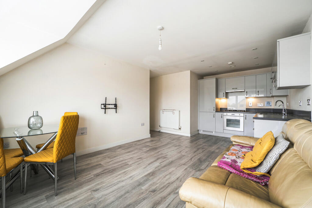 Apartment in Reading - View 4