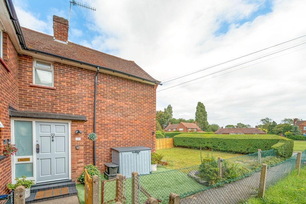 2-bed flat on Withycroft, George Green, SL3, £350,000
