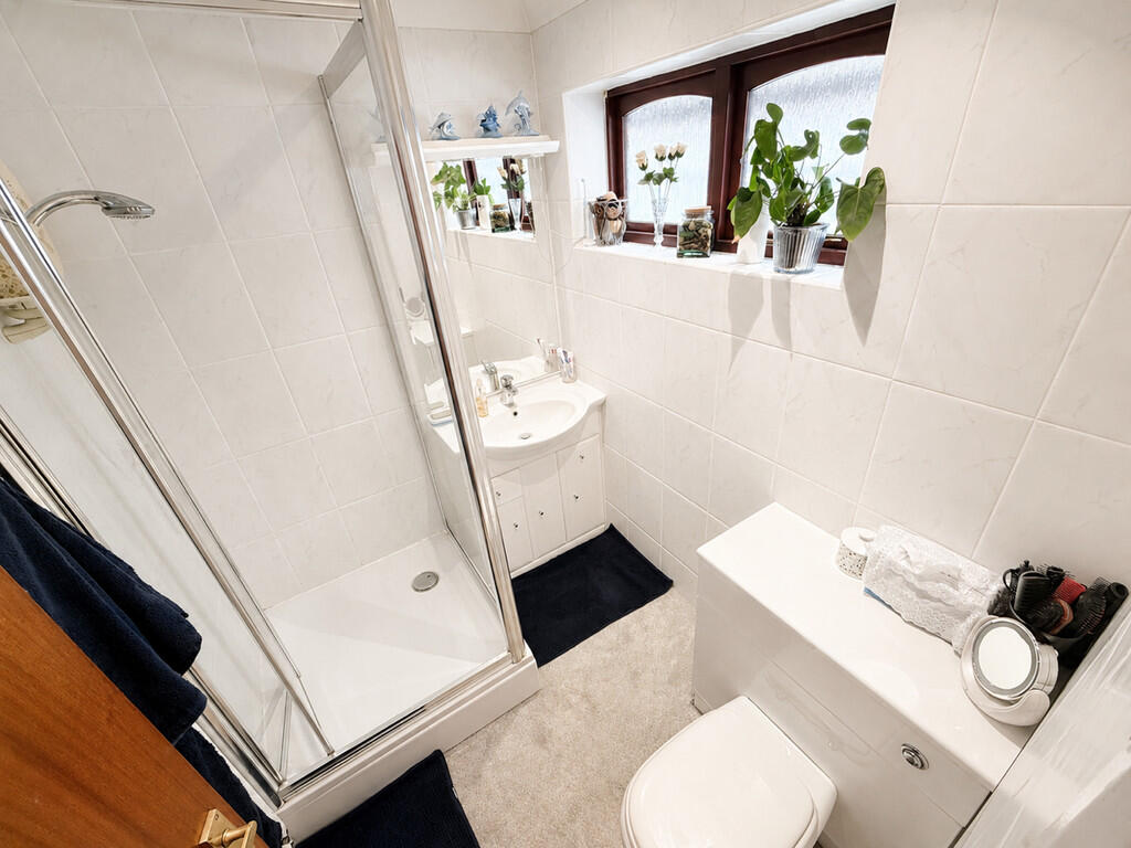 House in Nuneaton and Bedworth, Warwickshire - More