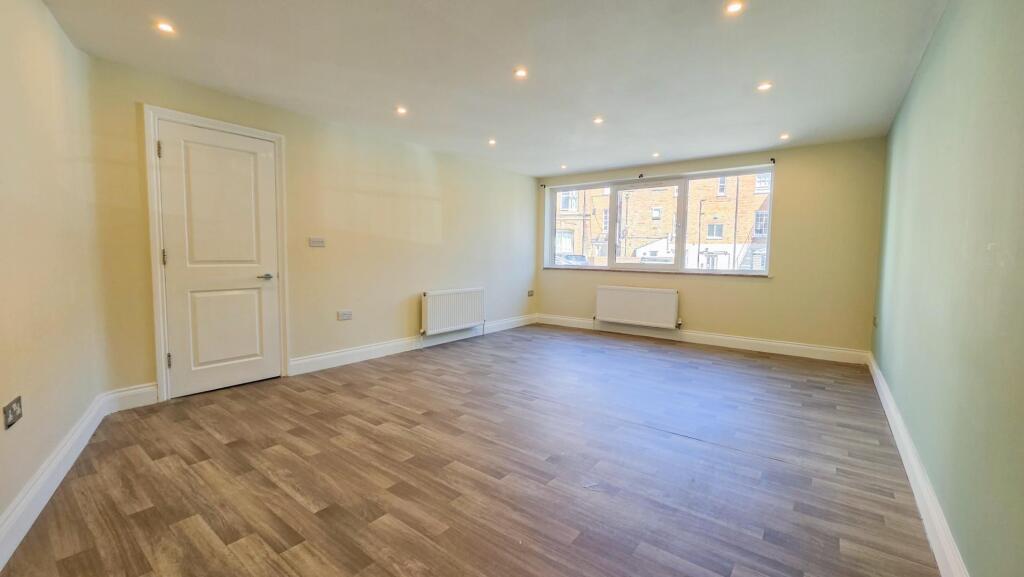 Apartment in Northampton, Semilong - View 2