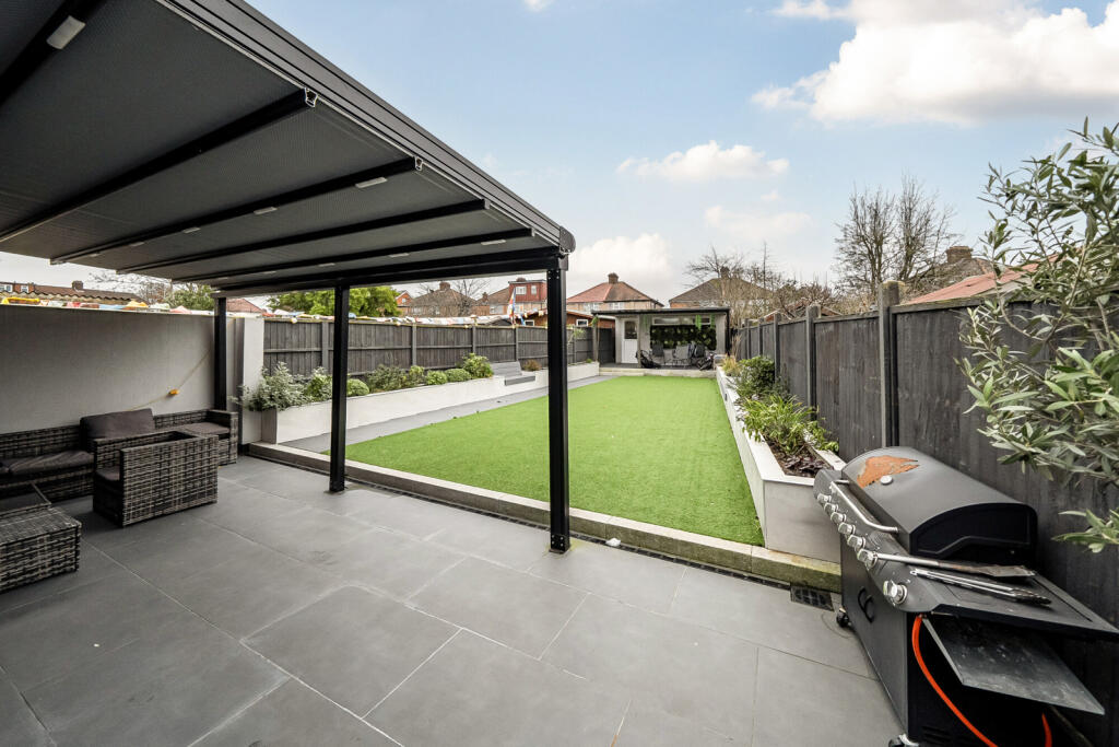Briar Crescent, Northolt photo 3