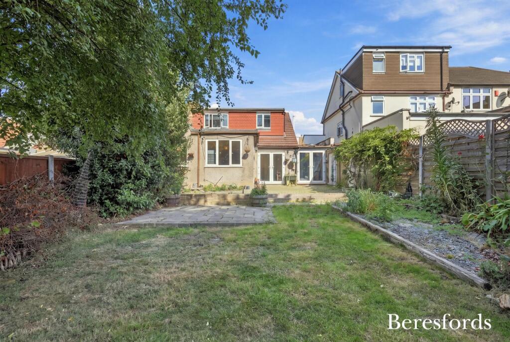 House in London, Upminster Bridge, Upminster - More