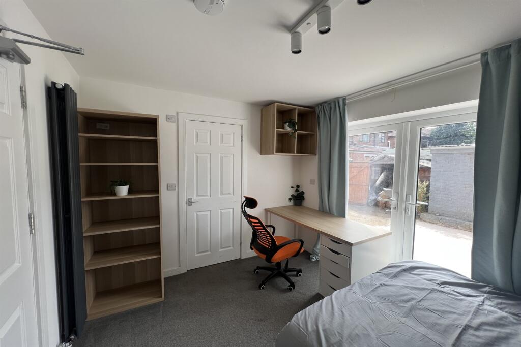 5 bedroom semi-detached house for rent