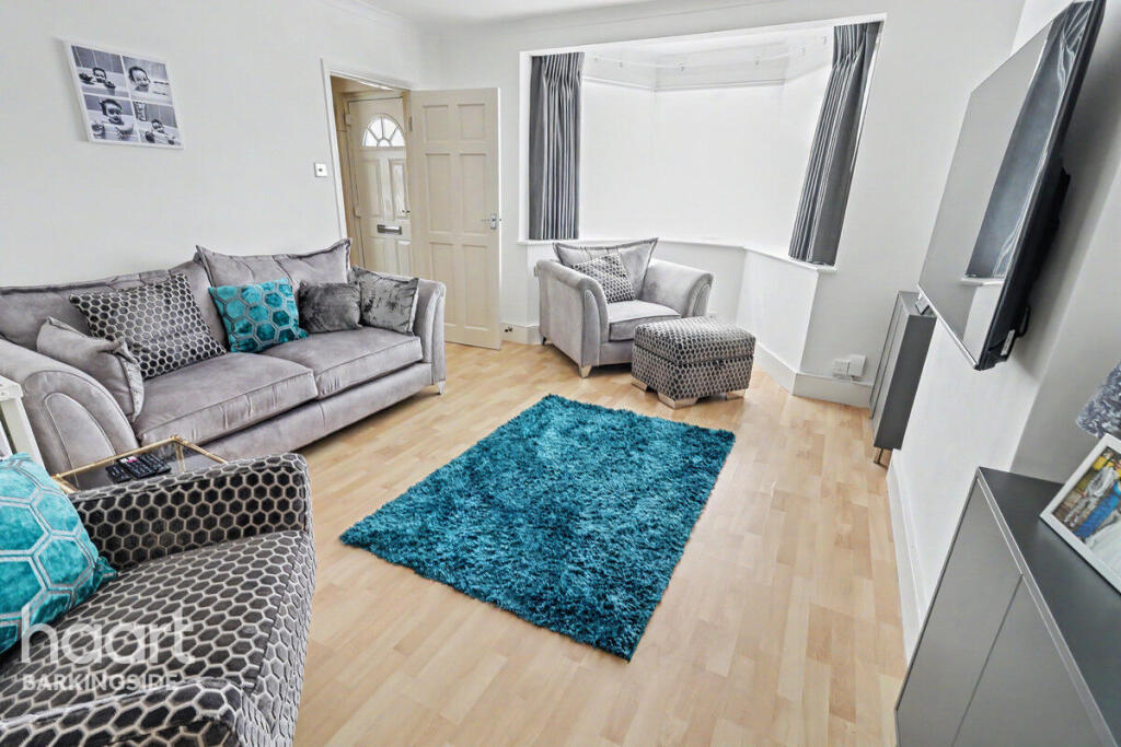Basildon Avenue, Clayhall photo 4