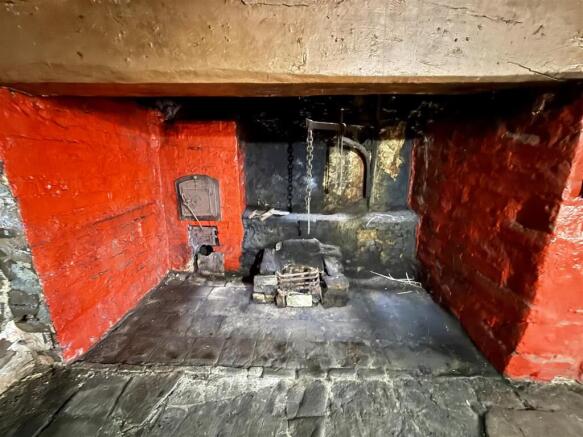 FEATURE INGLENOOK FIREPLACE