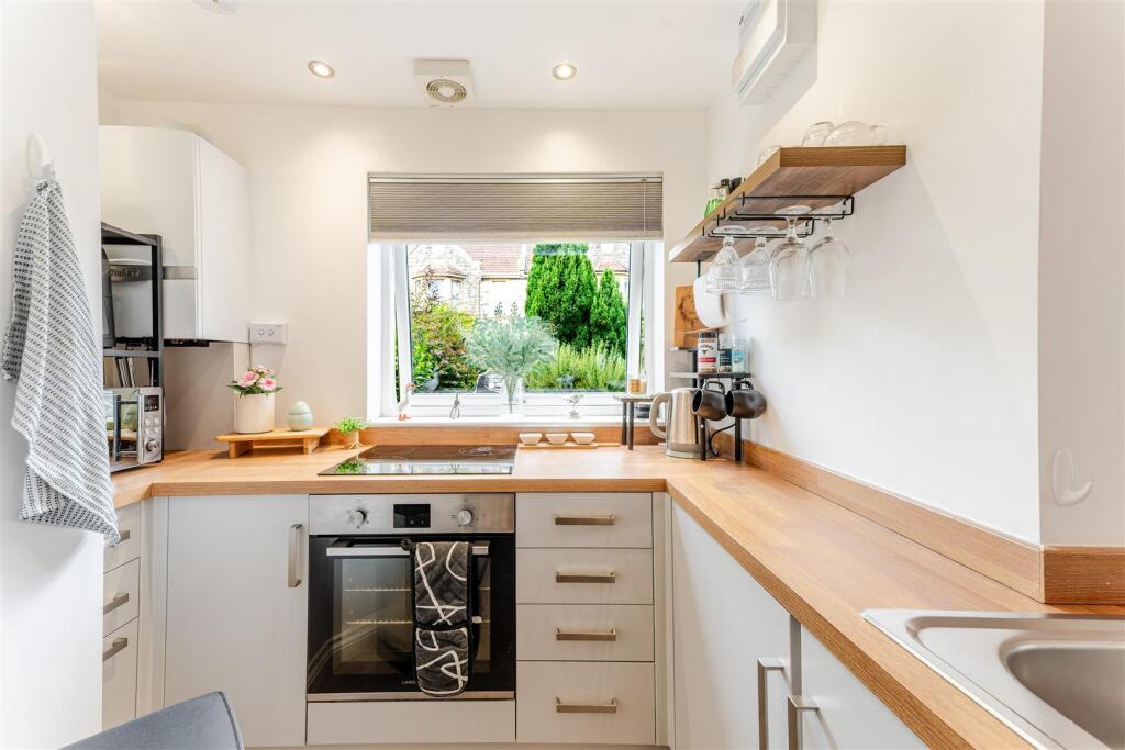 Beautiful Victorian garden apartment in the heart of Yatton photo 4