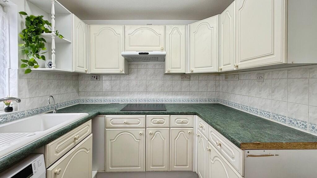 Fountain Court, Westbury photo 3