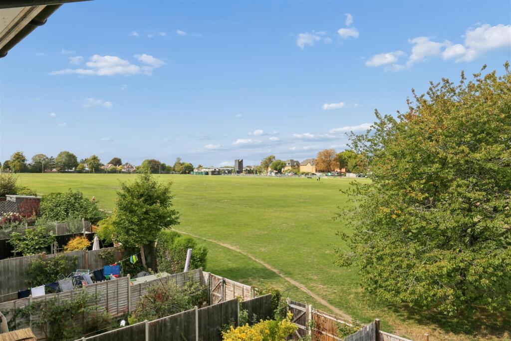 House in Sutton - View 5