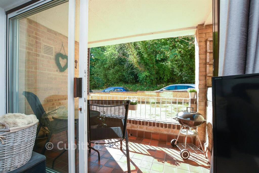 Apartment in Redhill - More