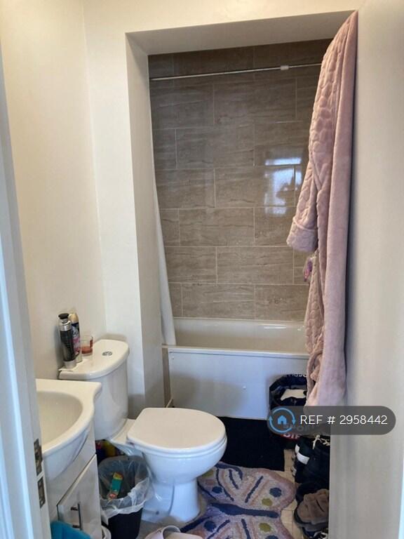 House in London, South Harrow, Rayners Lane - More