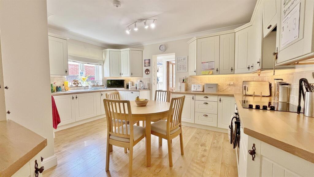 Frinton Road, Kirby Cross, Essex photo 3