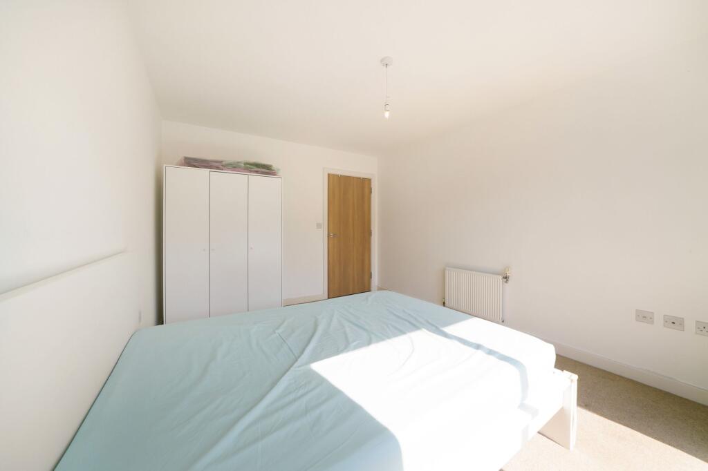 Apartment in Croydon - More