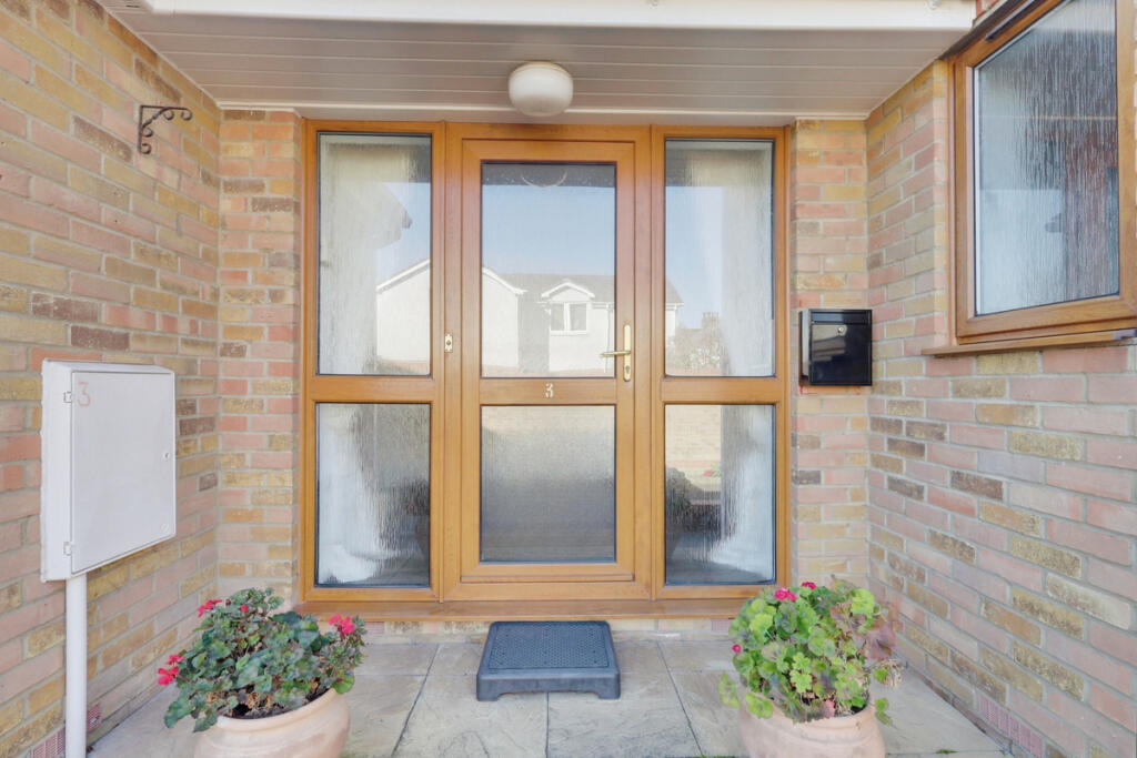 2-bed flat on Glendale Gardens, Leigh-on-sea, SS9, £315,000
