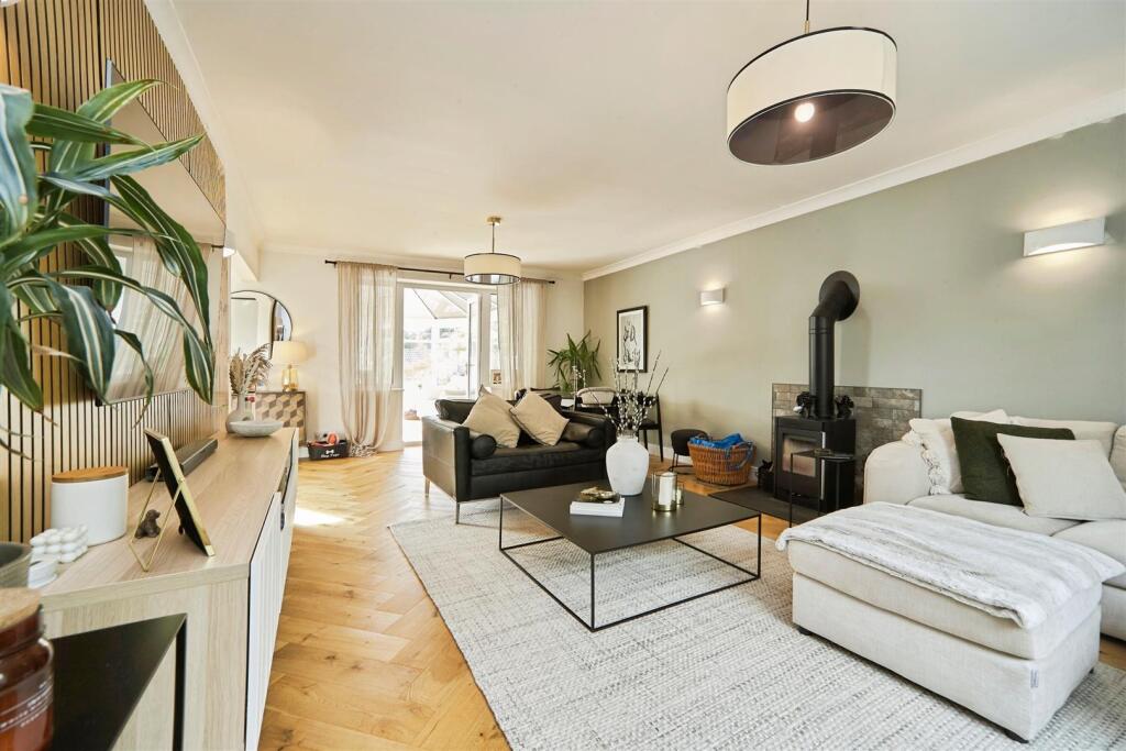 Woodvale Crescent, Bingley, BD16 4AJ photo 2