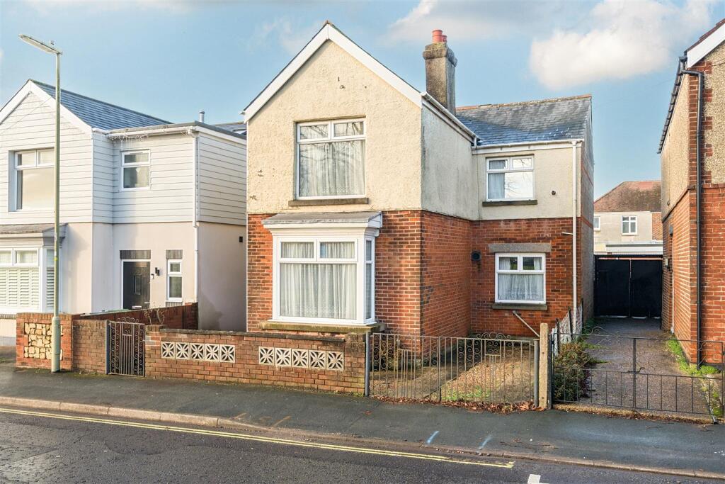 3-bed detached on Grove Road, Hardway, Gosport, £290,000