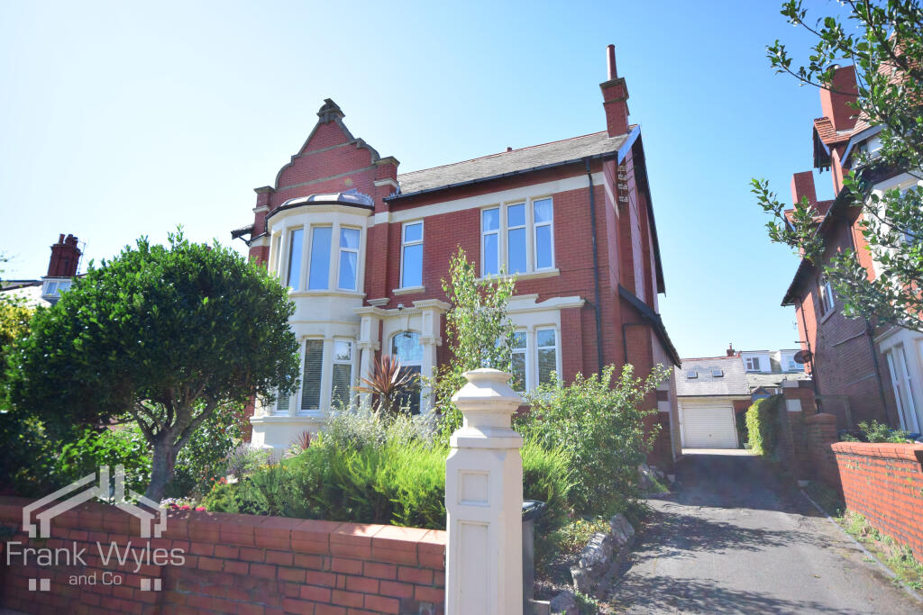 3-bed flat on St. Thomas Road, Lytham St. Annes, Lancashire, £240,000
