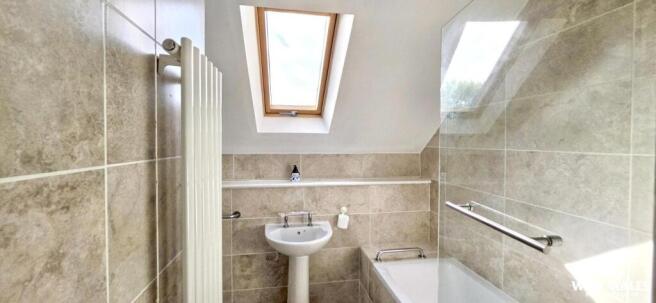 Bedroom 1 en suite.jpg
