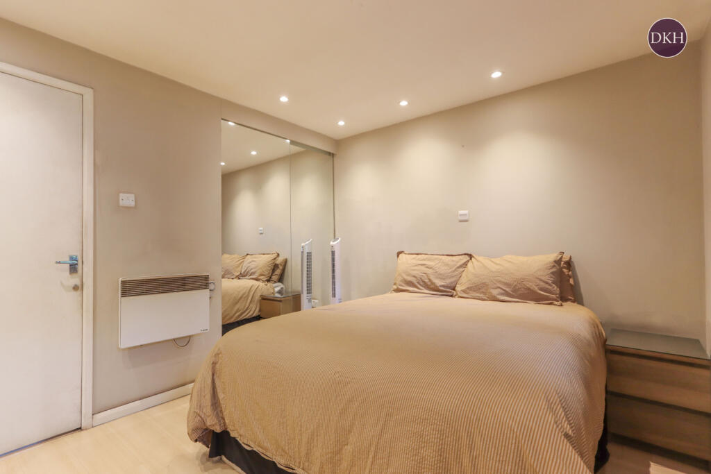 Apartment in Watford, North Watford - More