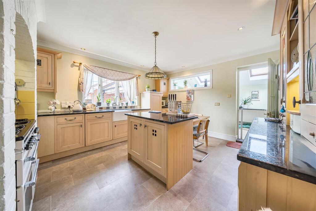 Holly Hill Lane, Sarisbury Green photo 4