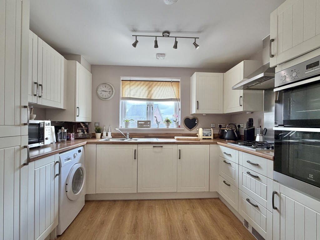 2 Saxon Way, Kingsteignton, Newton Abbot photo 3