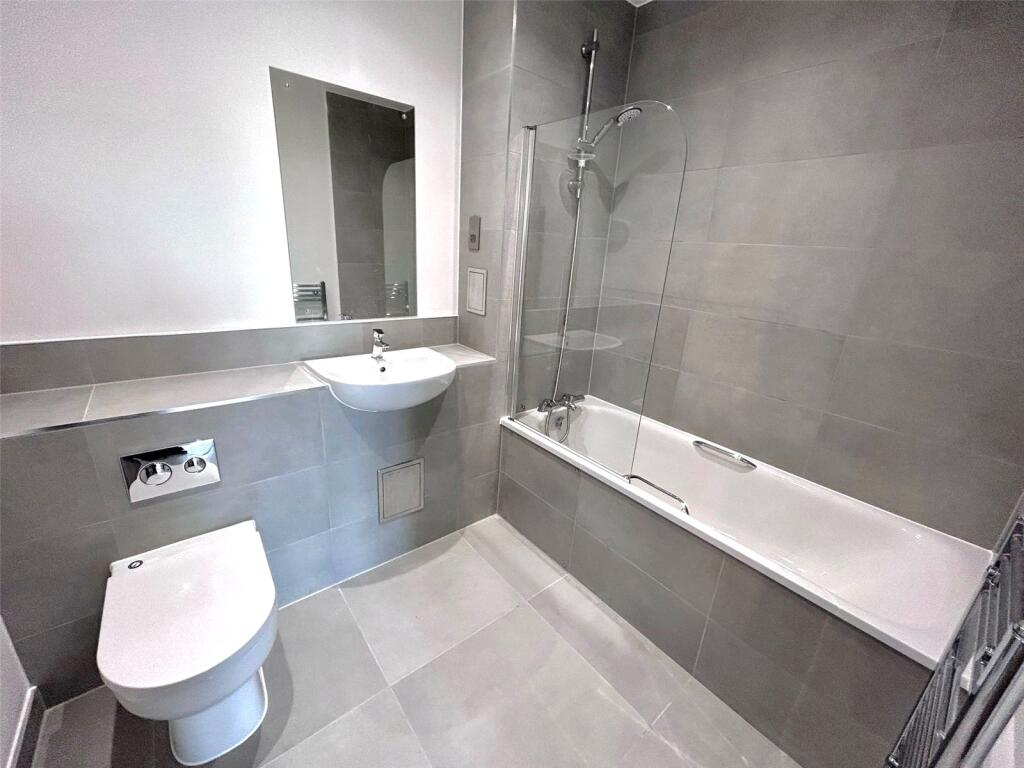 Buckingham Road, Bletchley, Milton Keynes, Buckinghamshire, MK3 photo 4