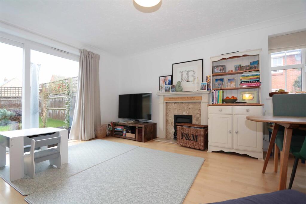 37, Youens Drive, Thame photo 2